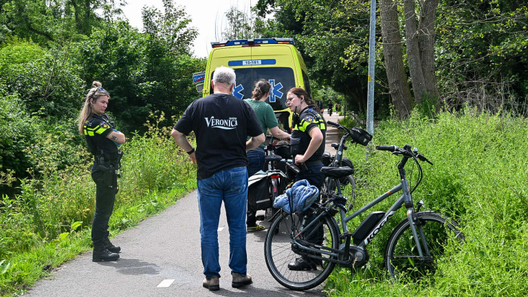 Fietsster belandt in de sloot na val en moet naar het ziekenhuis