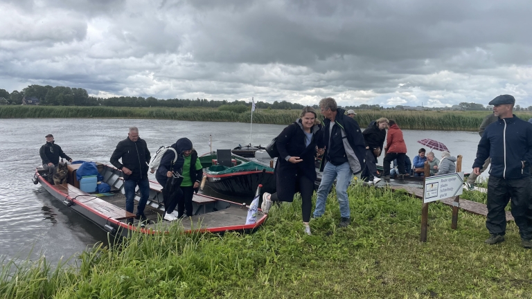 Regen is ook maar water en hoort dus bij Kool Sail Langedijk: “We wonen in Nederland hè, dit zijn we gewend”