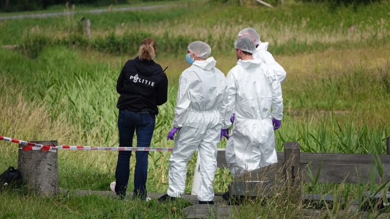 Politie onderzoekt doodsoorzaak na vondst lichaam in Heerhugowaardse tuin