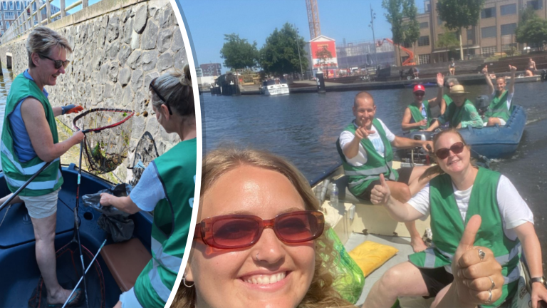 Mensen in groene veiligheidsvesten zijn in boten op een kanaal, lachend en poseren voor de camera terwijl ze afval opruimen, met een net in de hand van een persoon zichtbaar in een ingezoomd gedeelte van de foto.
