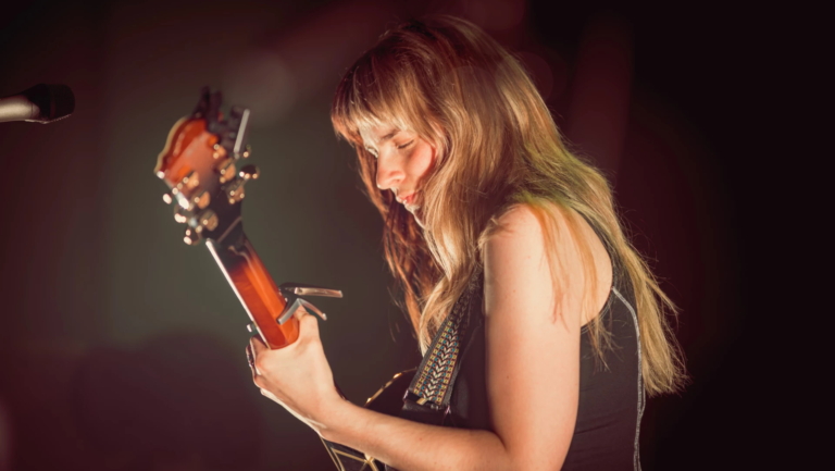 Alkmaars schrijftalent toont Woordkracht, met muzikale omlijsting door Anneleen 🗓