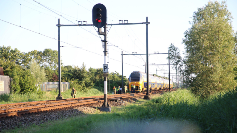 Geklapte zekering leidt tot flinke knal in trein bij Limmen, één gewonde