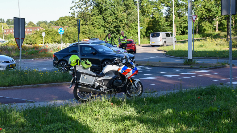 Fietser gewond bij aanrijding op beruchte rotonde Hertog Aalbrechtweg