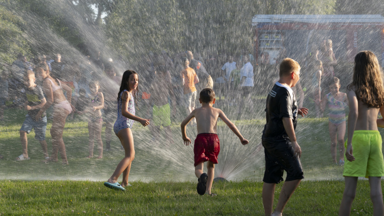 Waterfestijn met de brandweer in Koedijk: “Gewoon lekker spelen met water – ook voor onszelf”