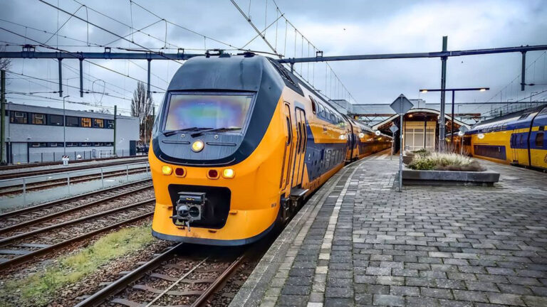 Explosie in elektriciteitskast langs spoor bij Castricum; treinverkeer urenlang plat