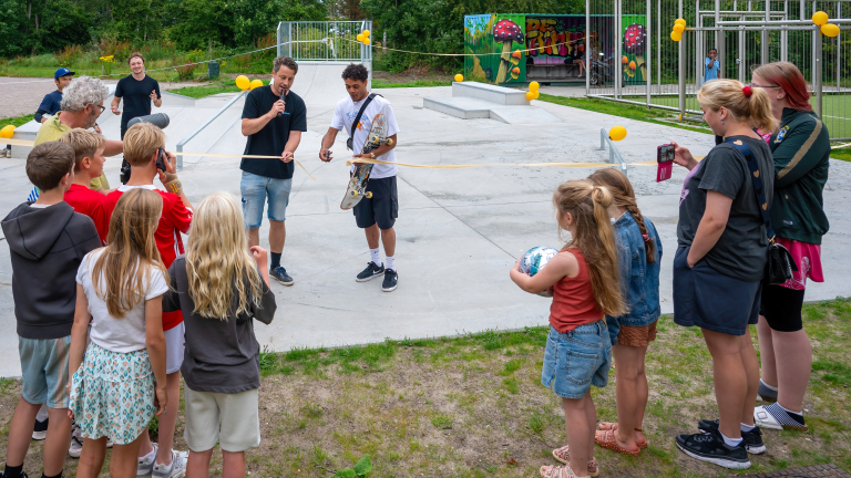 Skatebaan en trapveld naast Frats officieel open: ‘Een plek voor tricks en om te chillen’