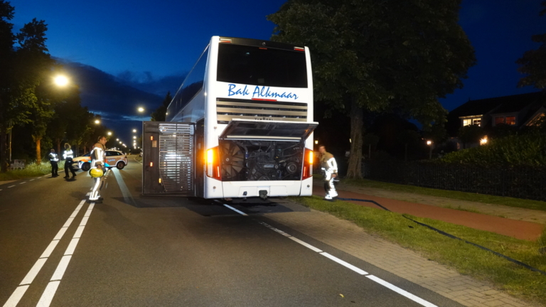 Gesprongen koelwaterleiding vult touringcar met stoom, Kennemerstraatweg tijdelijk afgesloten