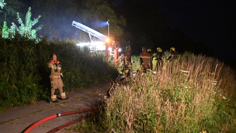 Schuurtje met rieten dak vliegt in de fik in Oudkarspel