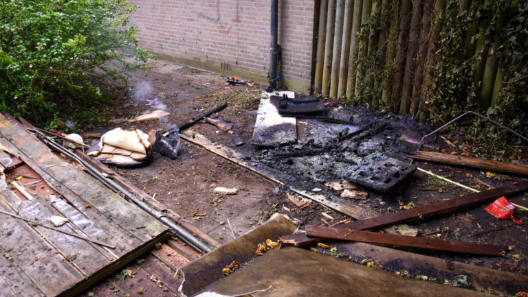 Ramen gesneuveld en brand bij slooppand in Heerhugowaard: mogelijk aangestoken