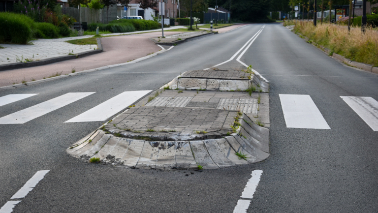 Auto ramt paaltjes na rit over vluchtheuvel in Heerhugowaard
