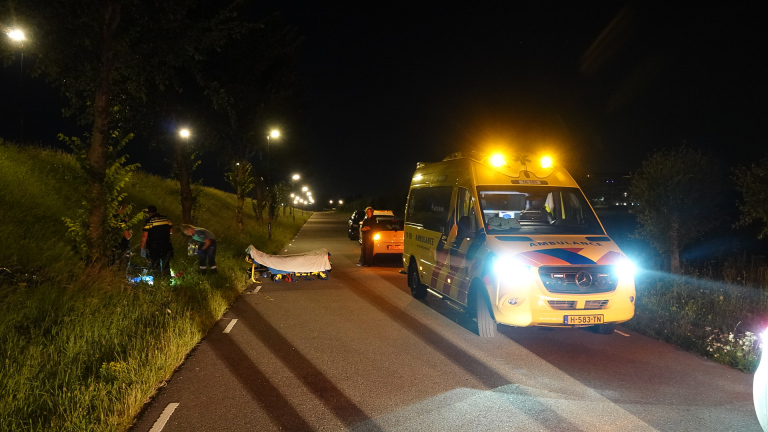 Motorrijder vliegt uit de bocht en belandt in ziekenhuis