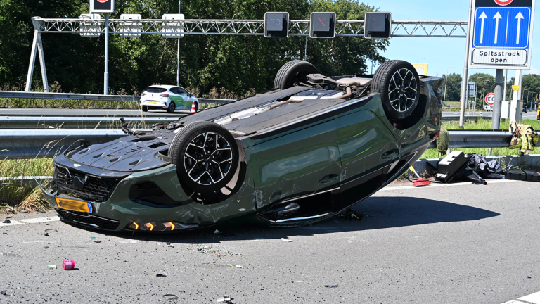 Auto slaat over de kop op afrit A9 bij Akersloot: traumahelikopter ingezet