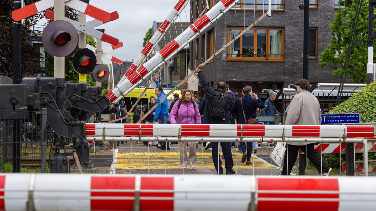 Gemeente hoopt op gedragsverandering, PvdA wil ‘échte’ oplossing voor beruchte spoorwegovergang Heiloo