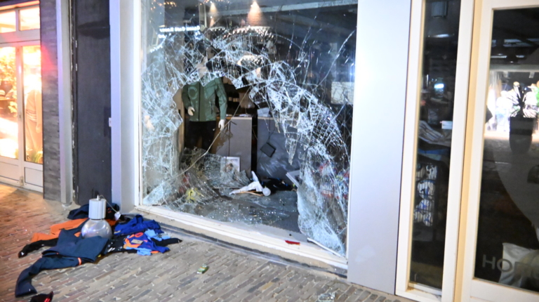Ramkrakers slaan toe in Egmond aan Zee: auto rijdt winkel binnen, politie doet onderzoek