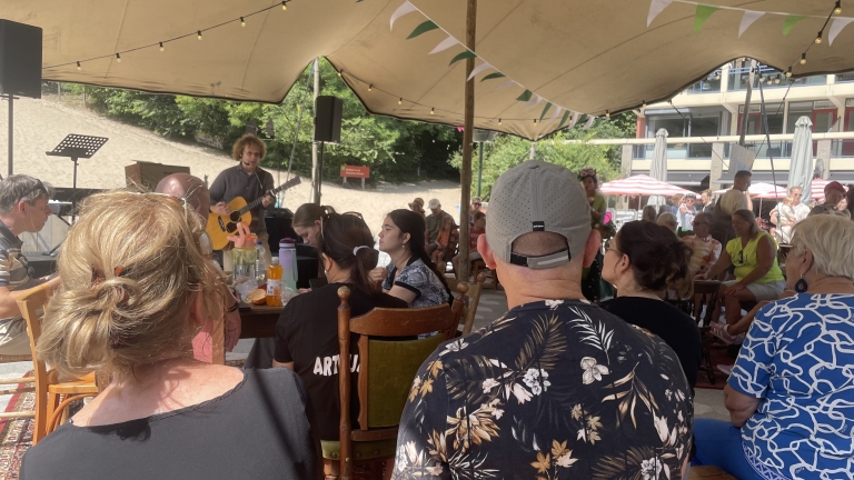 Schoorl viert heropening centrum met zonnig Zomerfeest: “Laten zien hoe mooi het geworden is”
