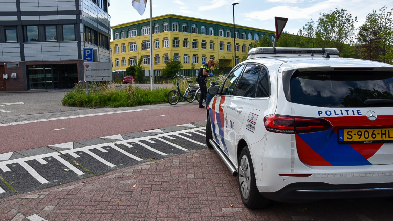 Lichamelijk beperkte vrouw op driewieler gewond na botsing met wielrenner in Heerhugowaard