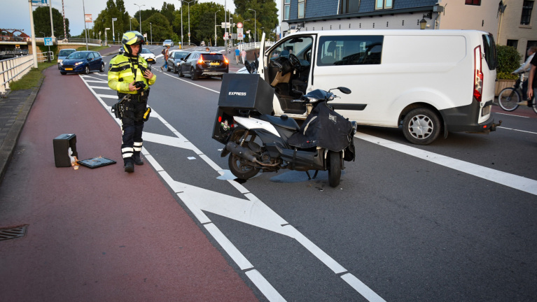 Maaltijdbezorger onderuit bij botsing op Alkmaarse Kanaalkade: avondeten en olie op straat