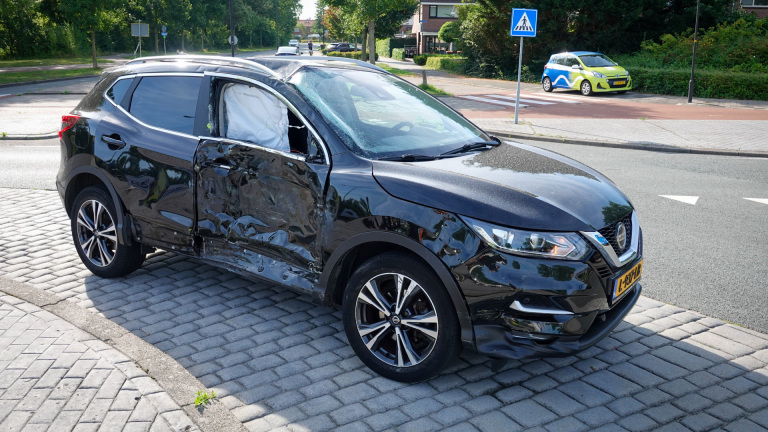 Flinke schade bij aanrijding tussen auto en vuilniswagen