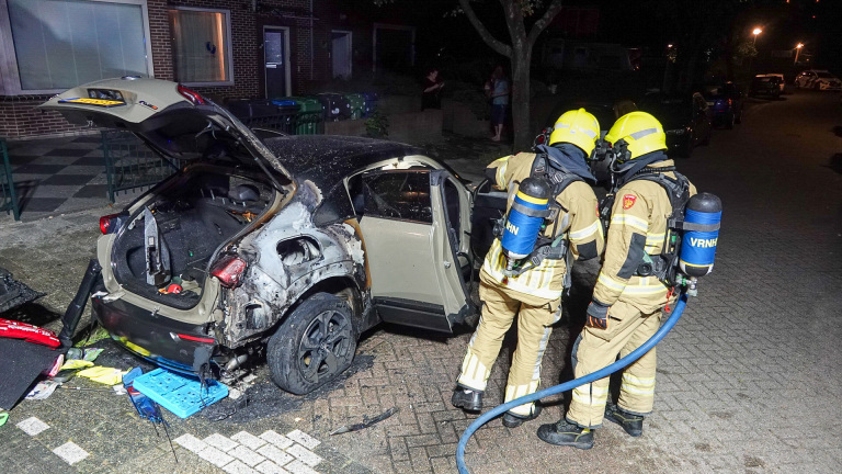 Weer een autobrand midden in de nacht, deze keer in de Aagje Dekenstraat