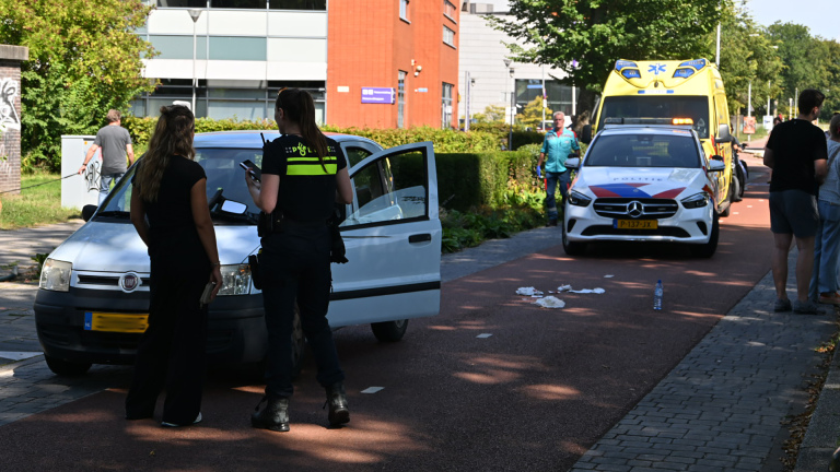 Dame op fiets valt lelijk bij aanrijding op Kruseman van Eltenlaan