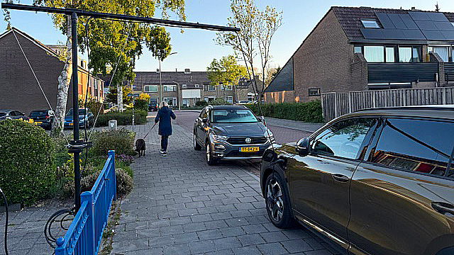 Boete van 300 euro voor eigen laadoplossing: inwoners Dijk en Waard voelen zich tegengewerkt