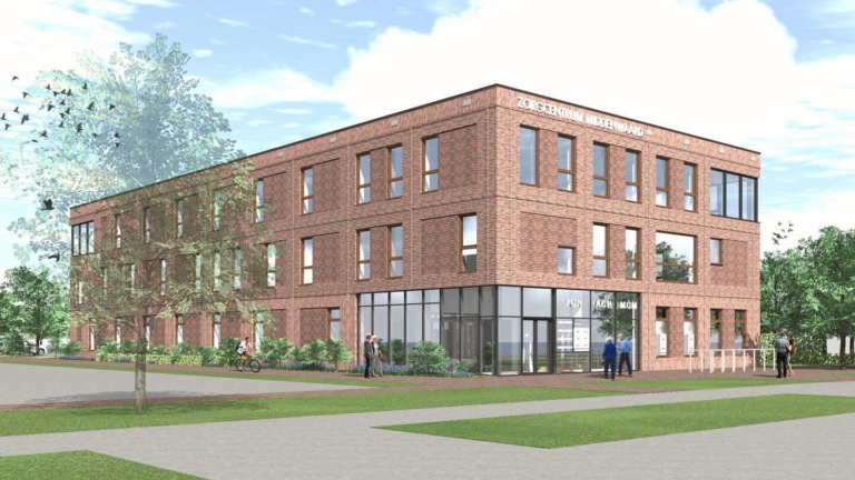 Een moderne bakstenen gebouw met de naam 'Zorgcentrum Middenwaard' aan de bovenkant, omgeven door groen en enkele mensen die langs de ingang lopen.