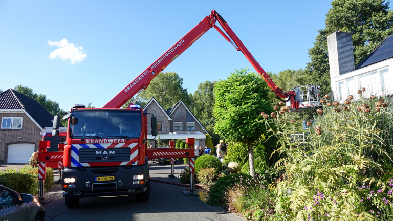 Hoogwerker ingezet bij brand op dak woning Heerhugowaard