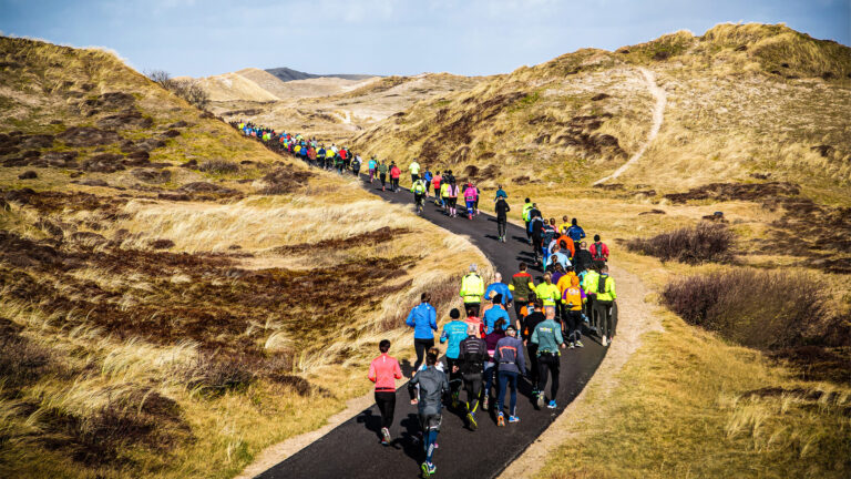 Ren door de duinen tijdens de 46e Groet uit Schoorl Run 🗓