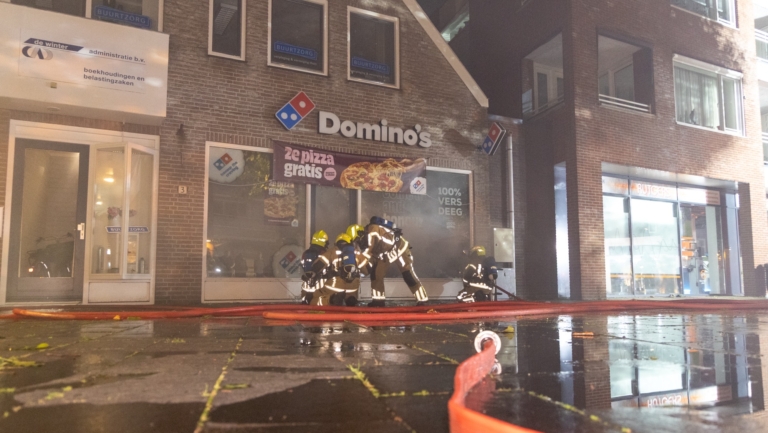 Hevige brand bij Domino’s Pizza Heiloo: gaslek bemoeilijkt bluswerk