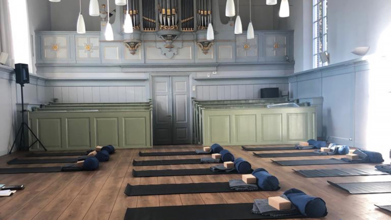 Yogaconcert in Witte Kerkje Oudorp: muziek en ontspanning 🗓
