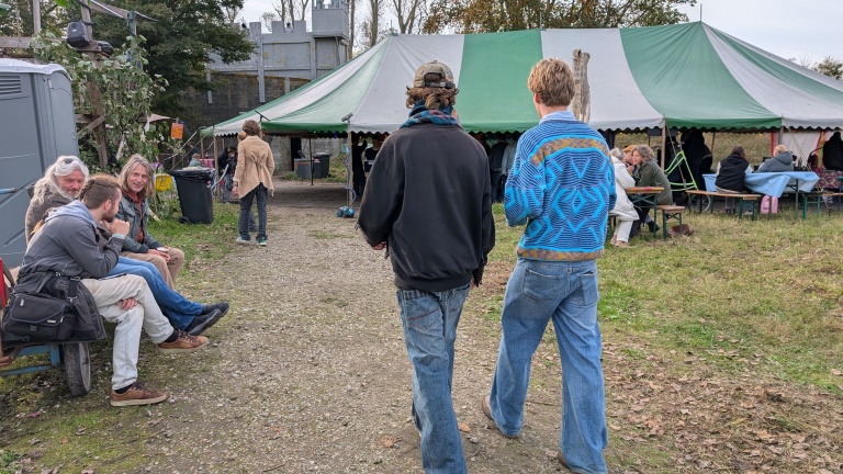 Operatie Stofnest: jongeren organiseren eigen K10D festival in Ecodorp Bergen
