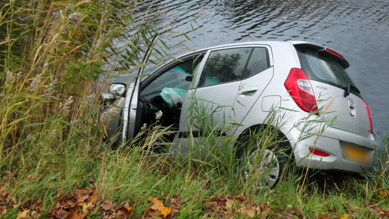 Auto eindigt half in sloot na aanrijding op Reuzenpandasingel