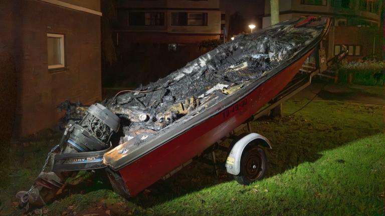 Boot op trailer gaat in vlammen op, brandweer voorkomt escalatie