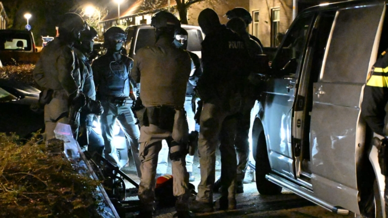 [UPDATE] Arrestatieteam doet nachtelijke inval in huis aan Oliemolen in Alkmaar: één aanhouding