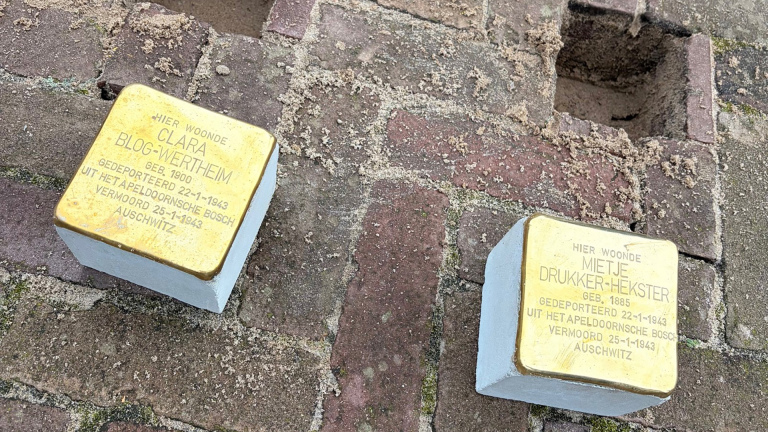 Twee messing herdenkingsstenen, ook wel Stolpersteine genoemd, ingelaten in een trottoir. De stenen bevatten teksten over Clara Blog-Wertheim en Mietje Drukker-Hekster, die beide vermeld staan als vermoord in Auschwitz na te zijn gedeporteerd in 1943.