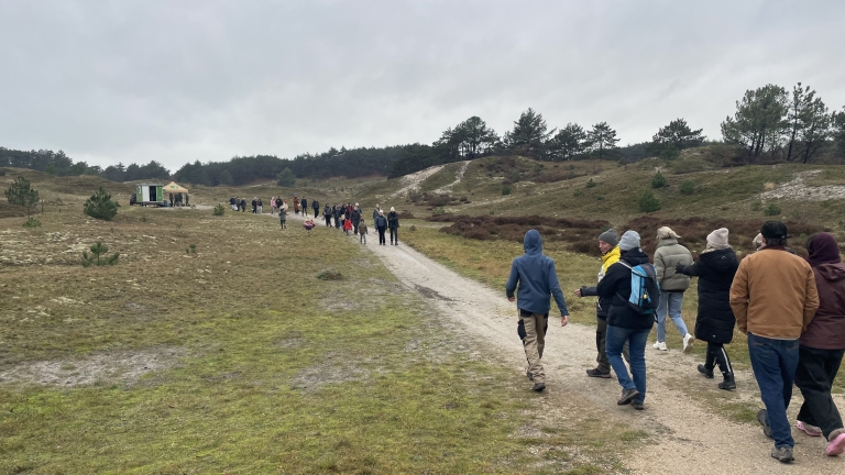 Kerstbomenjacht in de Schoorlse duinen: traditie met een mooie bijwerking