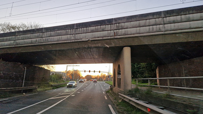 Spoorviaduct in N242 tussen Waarland en Verlaat zondag afgesloten: “Spoedreparatie”