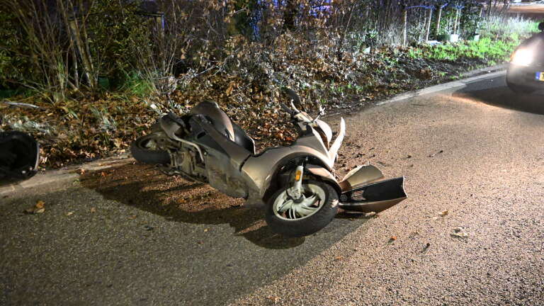 Scooterrijder gewond na botsing met auto op Kennemerstraatweg Alkmaar