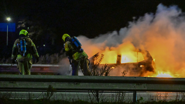 Vlammenzee verteert auto op A9 bij Heiloo