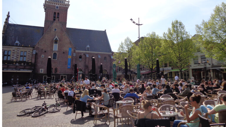 Geen extra terrassen in Alkmaarse Marktstraat: liever parkeerplaatsen behouden