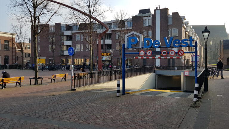 Parkeergarage De Vest krijgt grote opknapbeurt en deuren bij de toegang