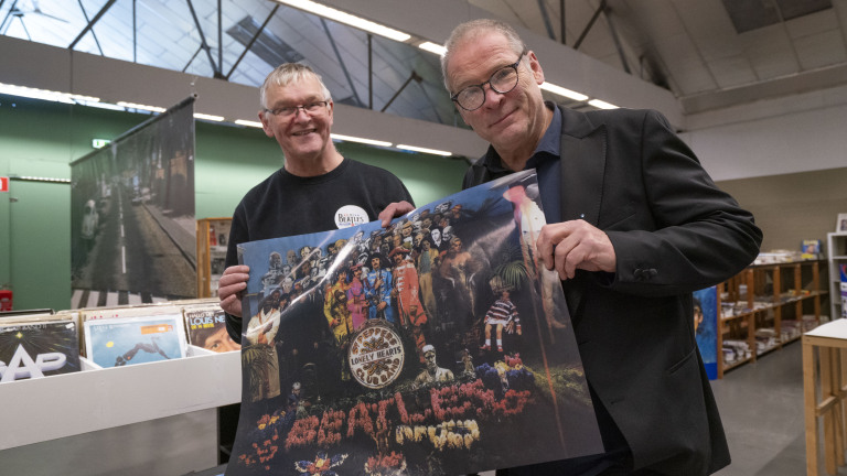 Van Muiswinkel heropent ‘Collectors Paradise’ van Beatles Museum: “Azing gaat maar door”