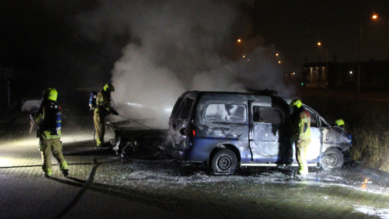 Zwarte rookwolken boven Heerhugowaard door brand bestelbus op De Zandhorst
