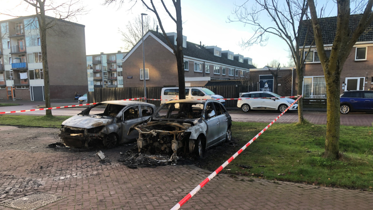 Nachtelijke autobranden in Alkmaarse wijk De Hoef: politie onderzoekt brandstichting