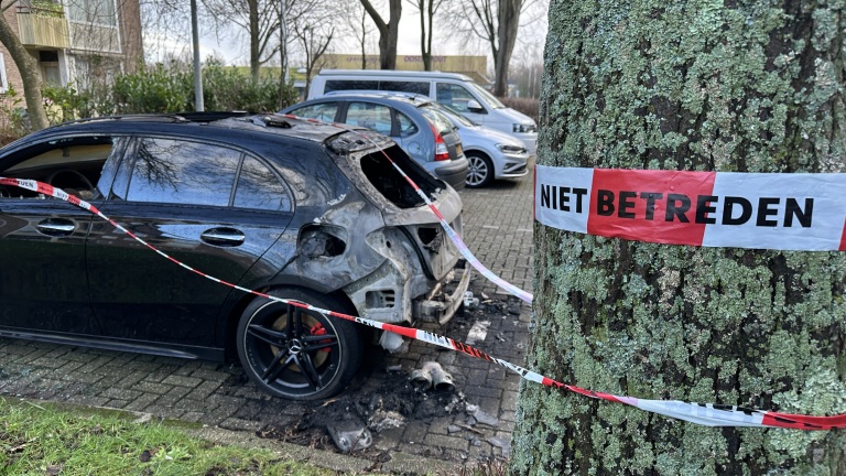 Autobrand in Alkmaars Staatsliedenkwartier: politie onderzoekt brandstichting