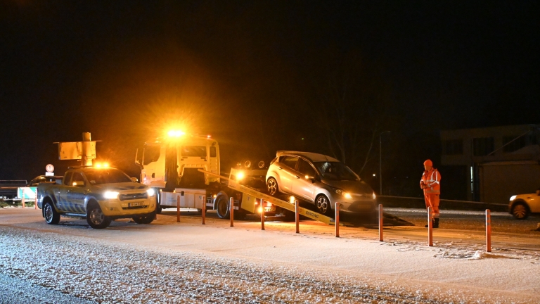 Pirouette en blikschade op gladde N242