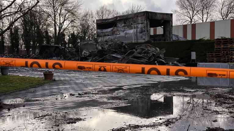 Omwonenden brand Noord-Scharwoude gewaarschuwd: asbest door slecht weer nog niet opgeruimd