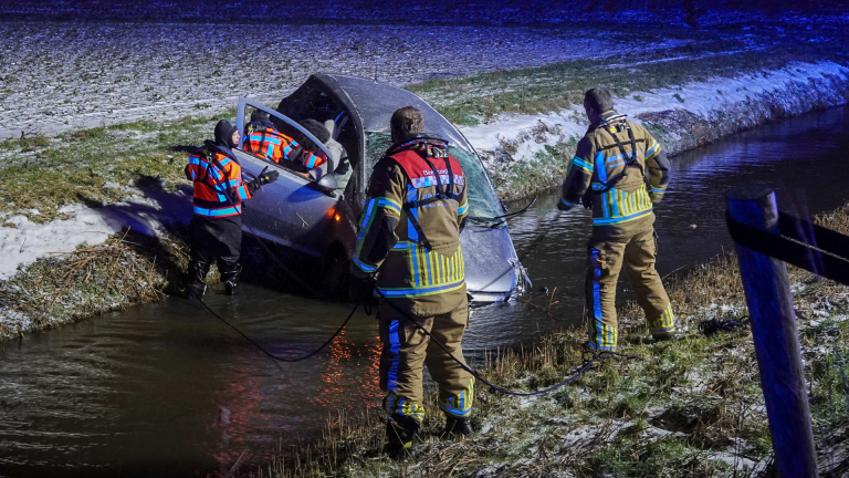 Auto vliegt uit bocht en belandt in water na crash op gladde N194 in Heerhugowaard