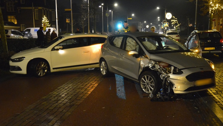 Vrouw gewond bij botsing tegen geparkeerde auto op Dorpsstraat Castricum
