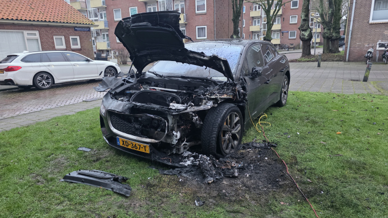 Elektrische auto in brand langs Monseigneur Nolensstraat, mogelijk brandstichting